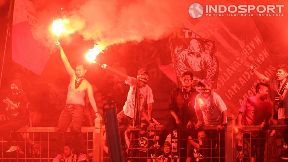 Fans membakar flare setelah pertandingan antara ISL Stars vs Juventus.